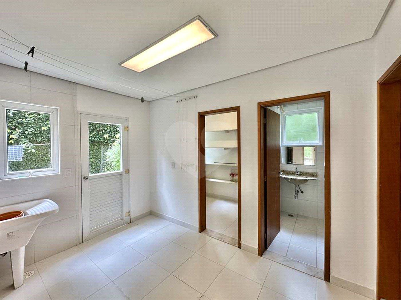 Casa à venda com 4 suítes no condomínio Recanto Impla, Carapicuíba - SP