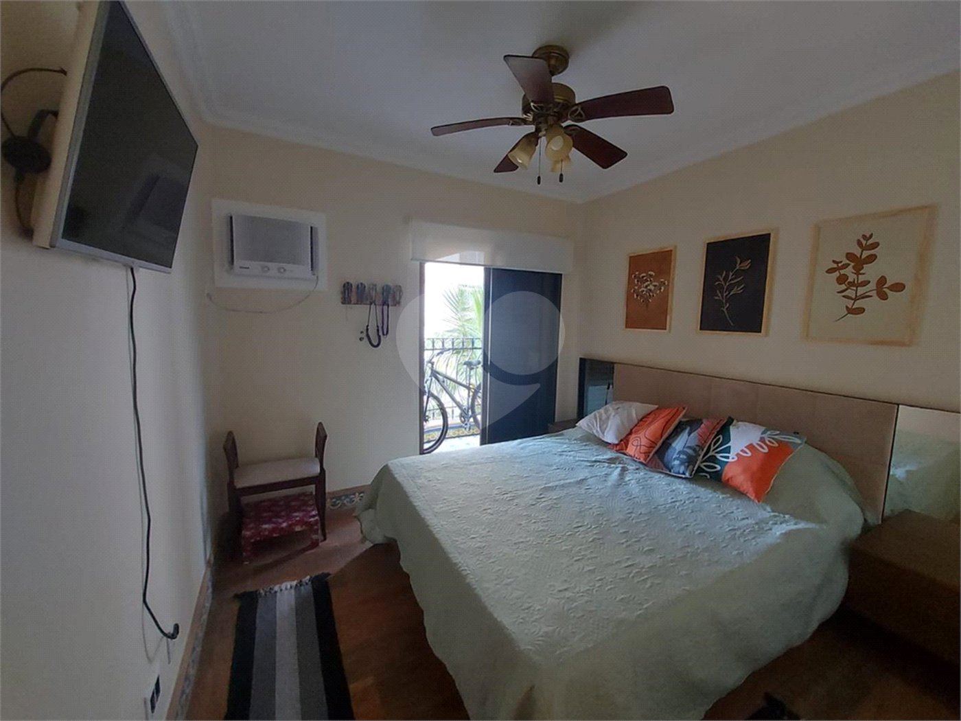 Apartamento à venda com 3 quartos, sendo 1 suíte,  em Enseada, Guarujá, SP