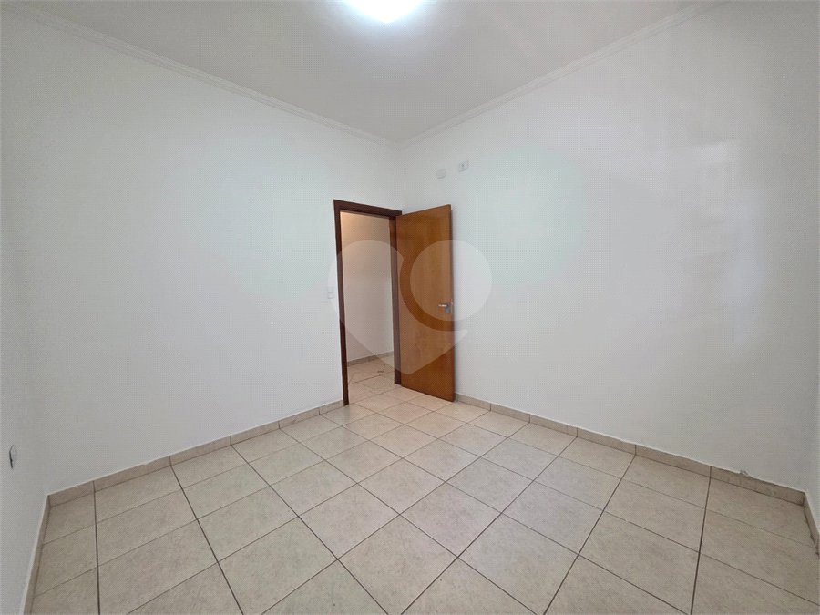 Casa à venda com 3 quartos, sendo 1 suíte, no condomínio Residencial Jardim das Palmeiras, Vinhedo - SP