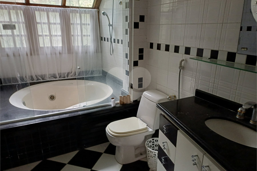 Casa à venda com 4 quartos, sendo 2 suítes, no condomínio Champs Elysees Village, Mairiporã - SP