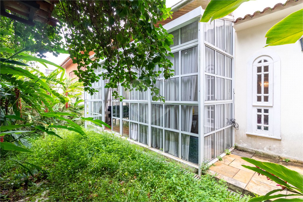 Casa à venda com 4 quartos, sendo 2 suítes,  no condomínio Vila das Flores, São Paulo - SP