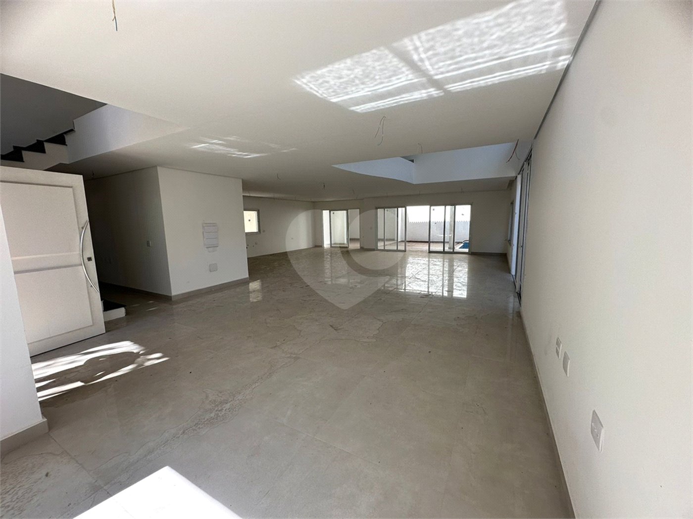 Casa à venda com 4 suítes no condomínio Villaggio Houda, São Paulo - SP