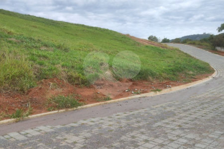 Terrenos de 300 metros em condomínio fechado e prontos para construir na região de Atibaia