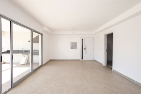 Apartamento à venda com 3 quartos, sendo 1 suíte,  em Vila Sofia, São Paulo, SP