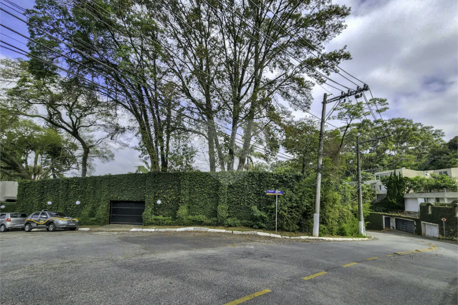 CASA EM RUA FECHADA NA REGIÃO DO MORUMBI / REGIÃO DO CLUBE PAINEIRAS
