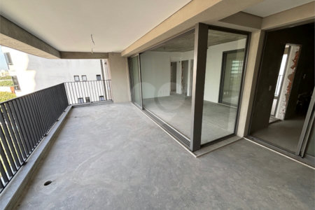 Apartamento à venda com 3 suítes em Moema, São Paulo, SP