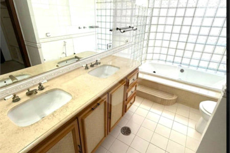 Casa à venda com 5 quartos, sendo 3 suítes,  em Jardim Leonor, São Paulo, SP