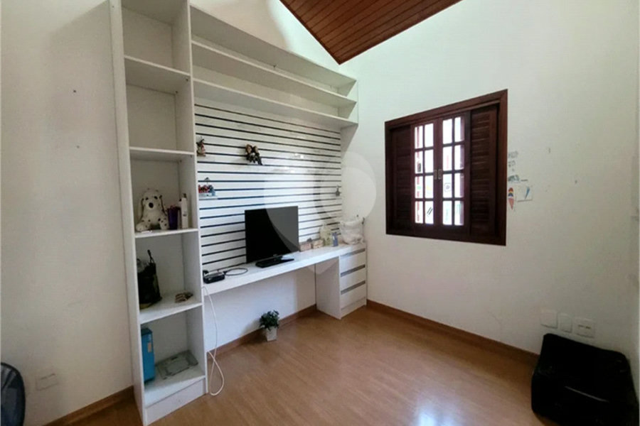 Casa à venda com 4 quartos, sendo 1 suíte, no condomínio Alpes da Cantareira, Mairiporã - SP