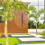 Casa Térrea – Condomínio Maria Cândida - 300 m² de terreno - 212 m² de área construída - 4 vagas de garagem, sendo 2 cobertas - Sala de jantar e estar integradas, com pé-direito duplo e cortina - 3 suítes com ar-condicionado, sendo 1 master com closet – planejado – Roupeiro – Escritório - Cozinha