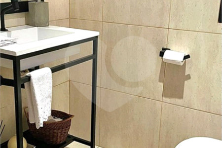 Apartamento na Vila Mariana de 200m2 com 4 dorms, 5 banheiros, 3 suítes, 4 vagas. Estuda permuta.