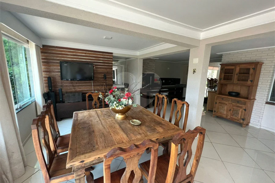 Casa à venda com 6 quartos, sendo 5 suítes, no condomínio Alpes da Cantareira, Mairiporã - SP