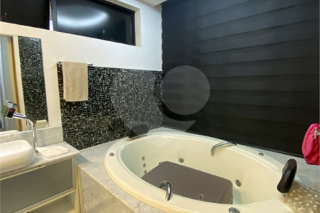 Casa à venda com 4 quartos, sendo 2 suítes, no condomínio Golden Village, Rio de Janeiro - RJ