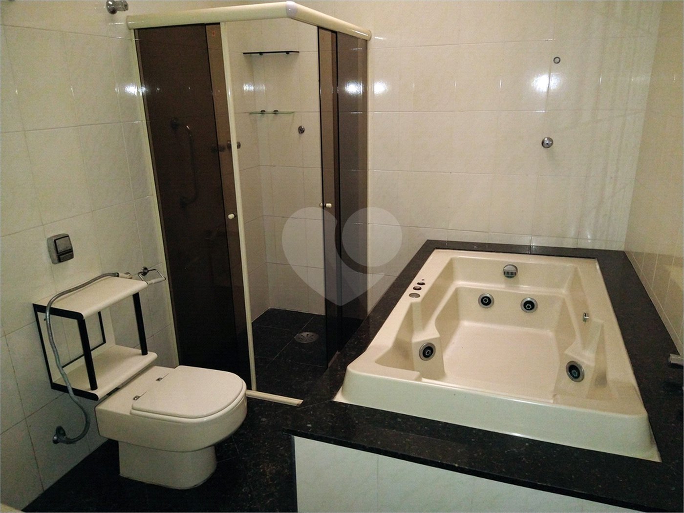 SOBRADO DE 426,0 M² COM 04 SUITES, SALÃO DE FESTAS, 06 VAGAS,06 BANHEIROS E PISCINA PARA LOCAÇÃO OU VENDA NO BARRO BRANCO