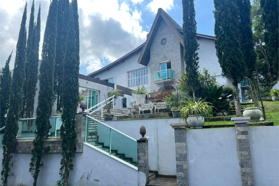 Casa à venda com 6 quartos, sendo 5 suítes, no condomínio Alpes da Cantareira, Mairiporã - SP