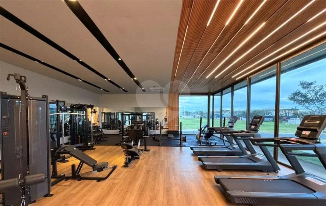 Indaiatuba - Condominio Villa Sapezal - 318 m² de Terreno - 230 m² de Área Construída - 3 suítes, sendo 1 Master com closet planejado - Sala de TV - Sala de estar integrada à Sala de jantar - Cozinha com móveis planejados - Despensa - Escritório planejado - Lavabo - Piscina com preparação para aquec