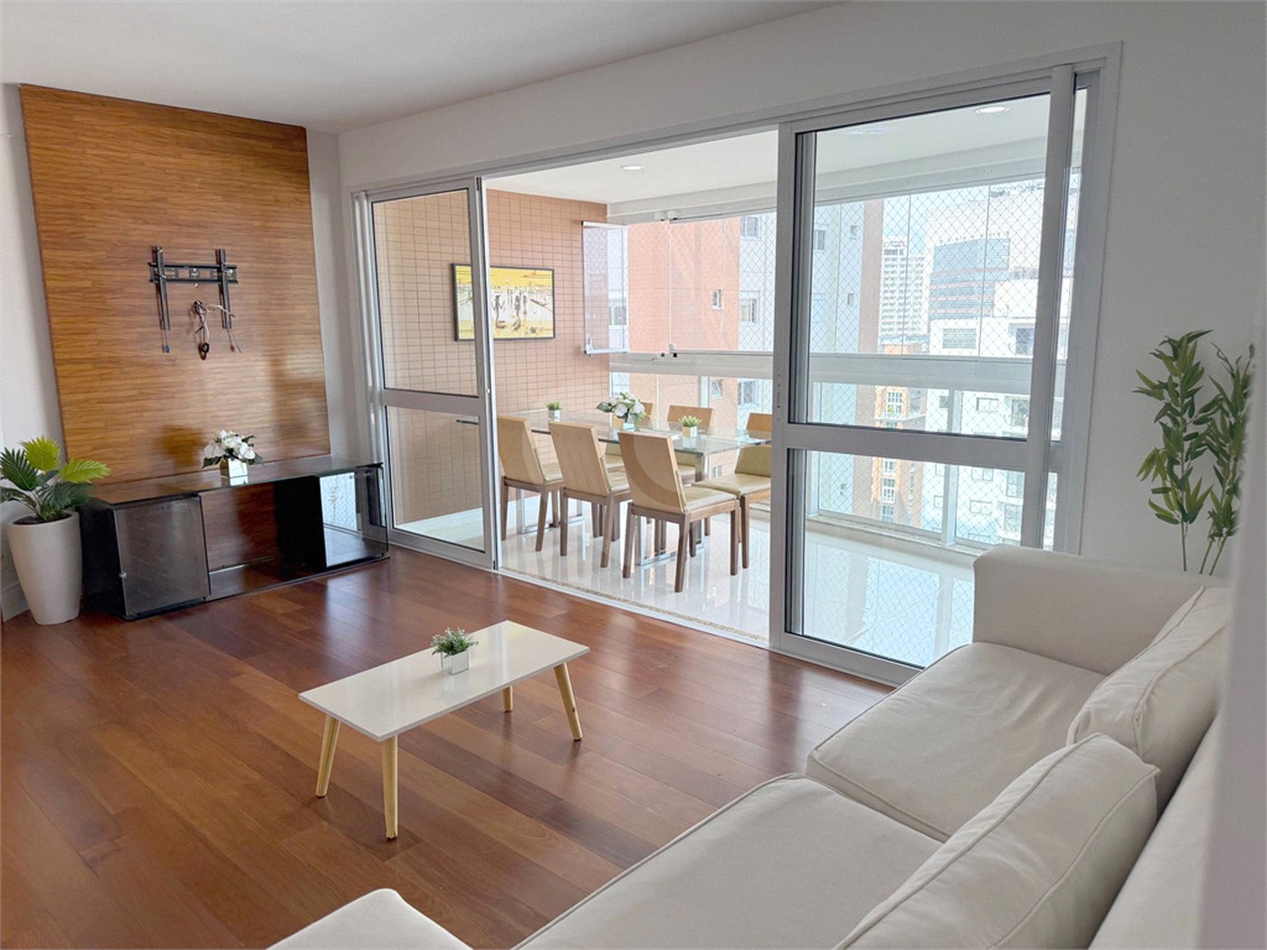 Apartamento para alugar com 3 quartos, sendo 1 suíte, em Vila Olímpia, São Paulo, SP