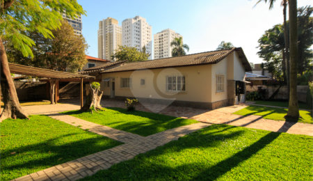 Casa Térrea à venda com 3 quartos, sendo 1 suíte,  em Alto da Boa Vista, São Paulo, SP