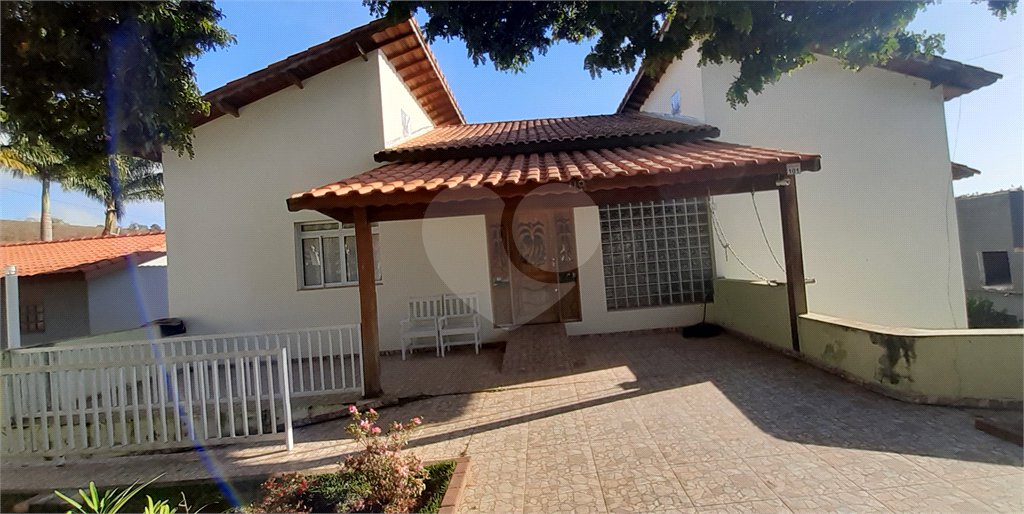 Casa à venda com 4 quartos, sendo 1 suíte, no Centro, Bom Jesus dos Perdões, SP