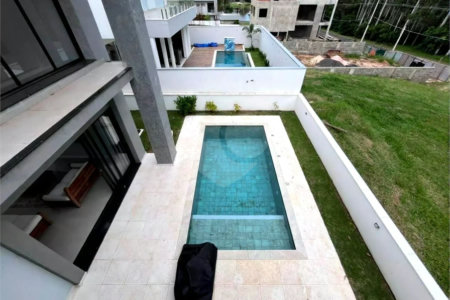Casa à venda com 3 suítes no condomínio Ninho Verde II, Pardinho - SP