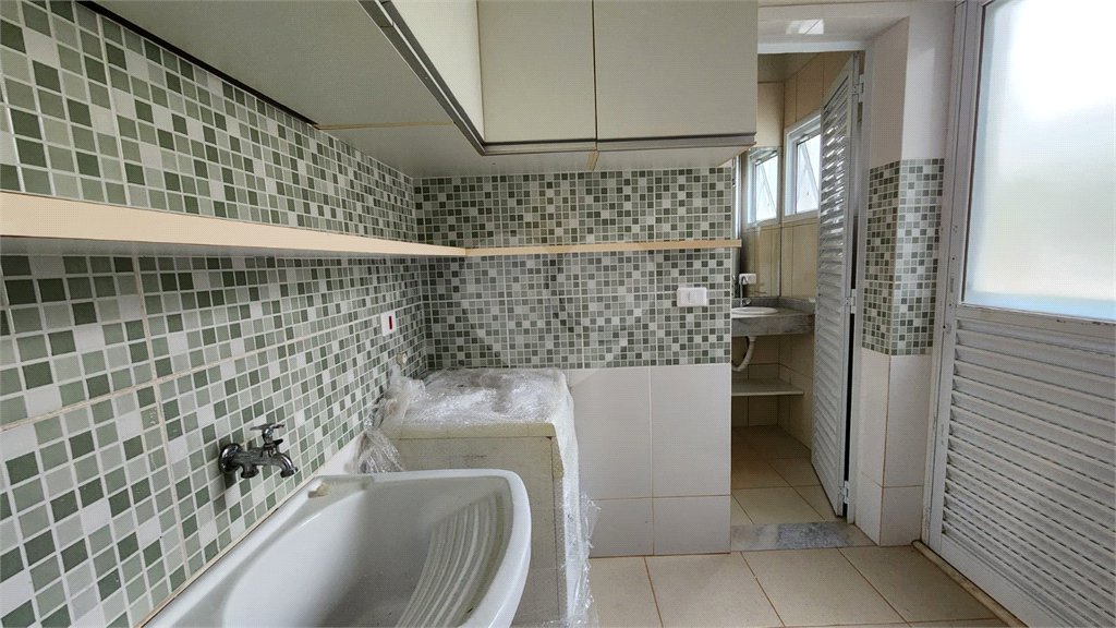 Casa à venda com 5 quartos, sendo 2 suítes, no condomínio Residencial Jardim Primavera, Louveira - SP