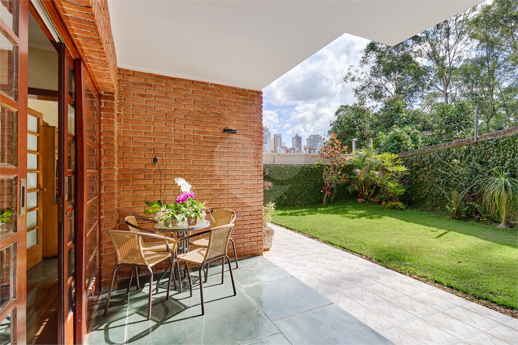 Casa à venda com 3 quartos, sendo 2 suítes, no condomínio Granja do Morumbi, São Paulo - SP