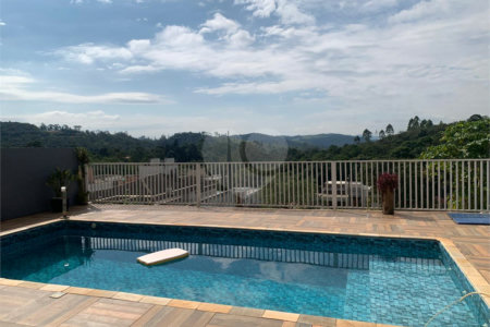Casa à venda com 3 quartos, sendo 1 suíte, no condomínio Residencial Ponderosa, São Roque - SP