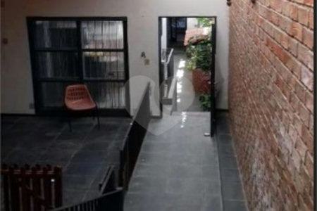 Sobrado à venda com 8 quartos, sendo 3 suítes, em Liberdade, São Paulo, SP