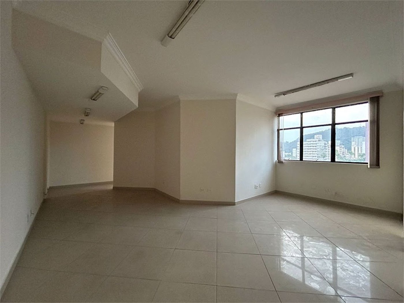 Sala Comercial à Venda no Gonzaga – Avenida Ana Costa – Santos/Sp