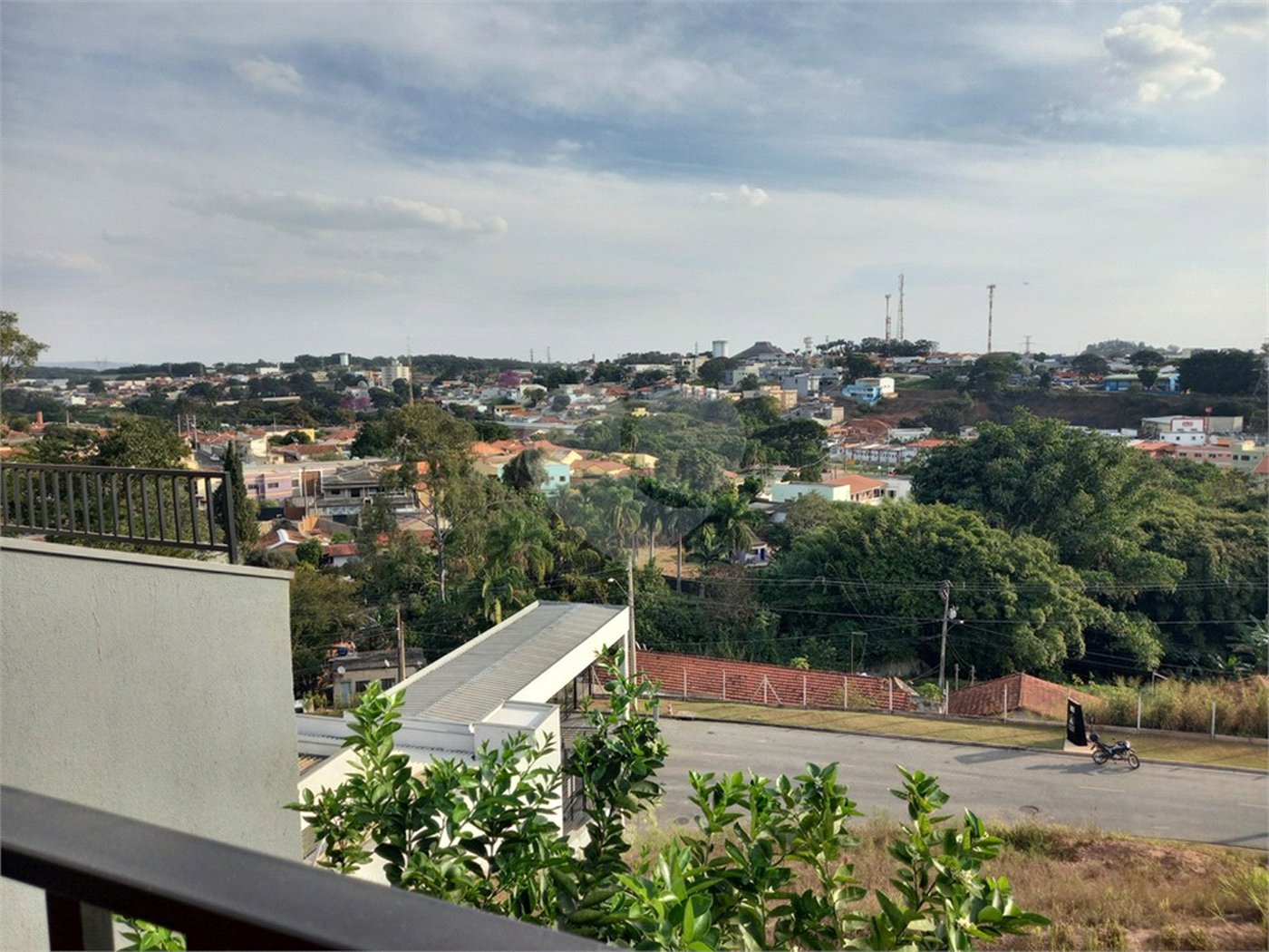 Sobrado à venda com 5 quartos, sendo 3 suítes, em Residencial Jatobás, Louveira, SP