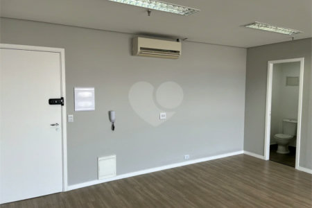 Conjunto comercial com 60m² , 1 banheiro , 2 vagas de garagem , à venda na Vila Leopoldina.