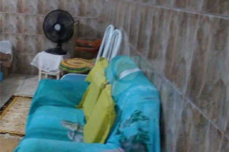 Casa térrea com 2 dormitórios.