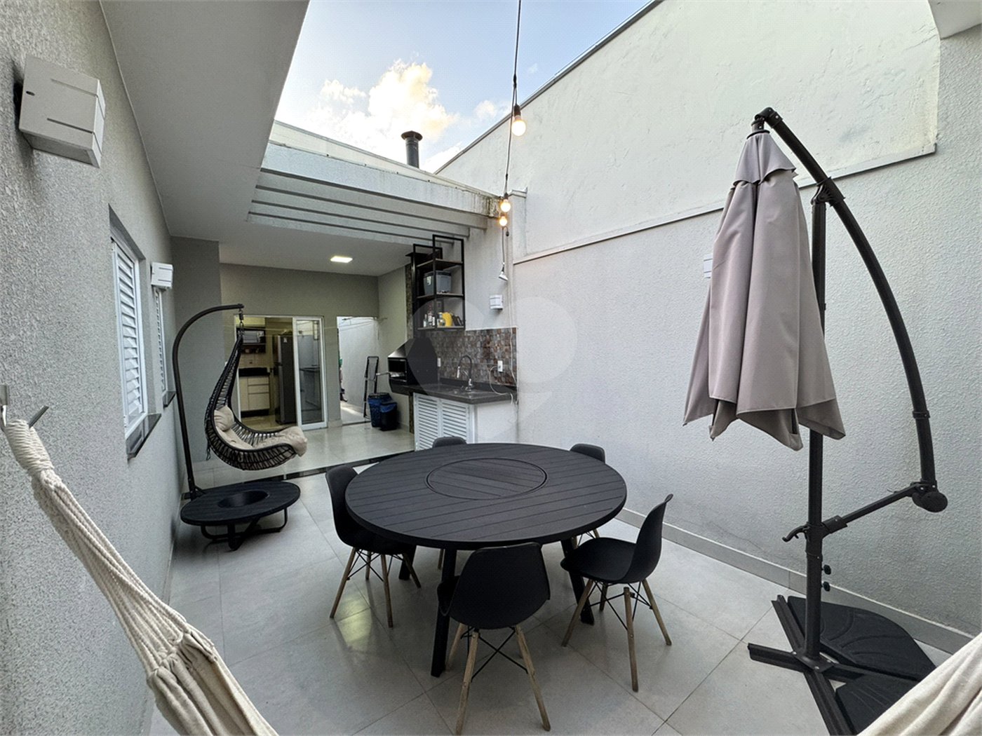 Casa à venda com 3 quartos, sendo 1 suíte, no condomínio Jardim Guarujá, Salto - SP