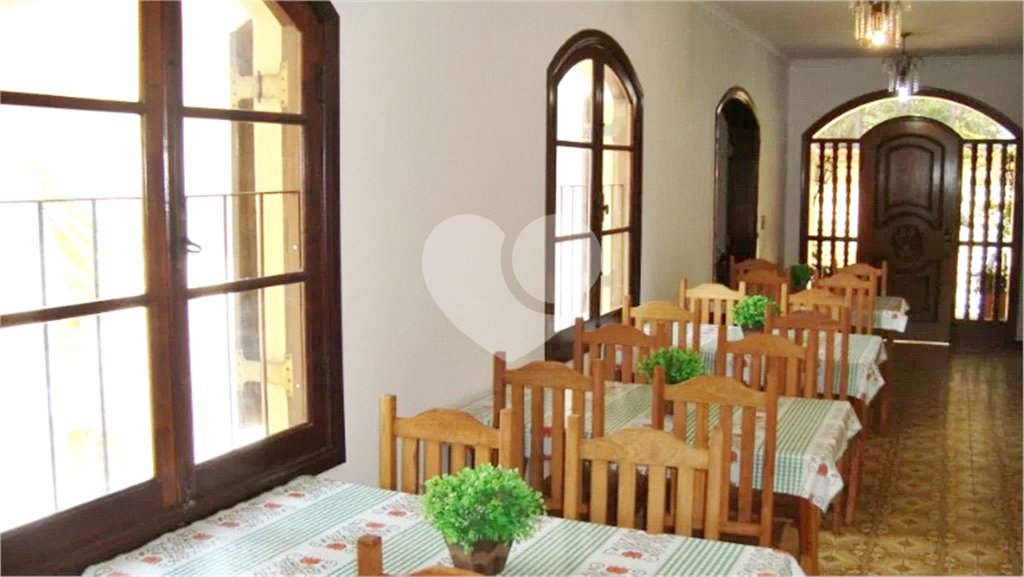 Sobrado à venda com 6 quartos, sendo 3 suítes, em Horto, São Paulo, SP