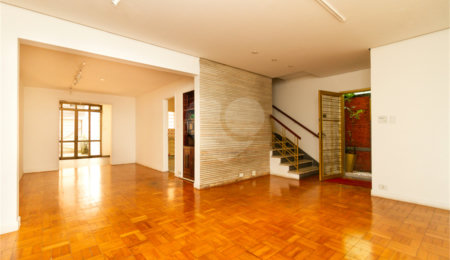 Sobrado à venda com 3 quartos, sendo 1 suíte,  em Vila Olímpia, São Paulo, SP