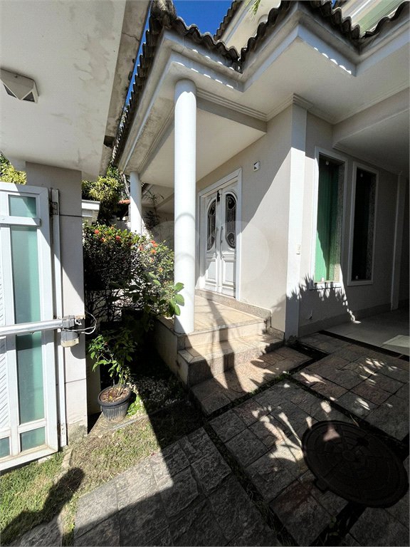 Casa à venda com 3 quartos, sendo 2 suítes, no condomínio Laura Serra, Rio de Janeiro - RJ