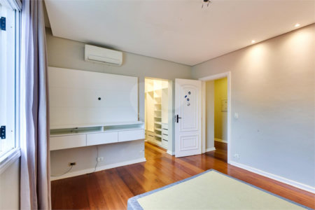 Sobrado à venda com 4 quartos, sendo 3 suítes, em Interlagos, São Paulo, SP