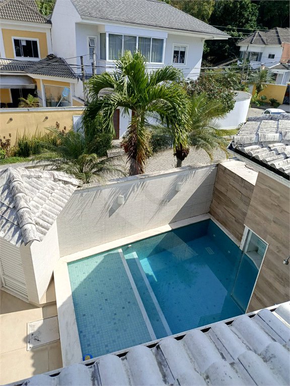 Casa à venda com 4 quartos, sendo 1 suíte, no condomínio Atlantico Sul, Rio de Janeiro - RJ