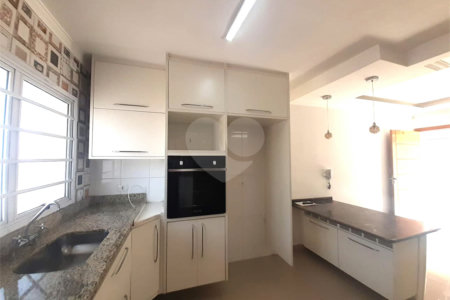 Casa à venda com 3 quartos, sendo 1 suíte, no condomínio Apeu, São Paulo - SP