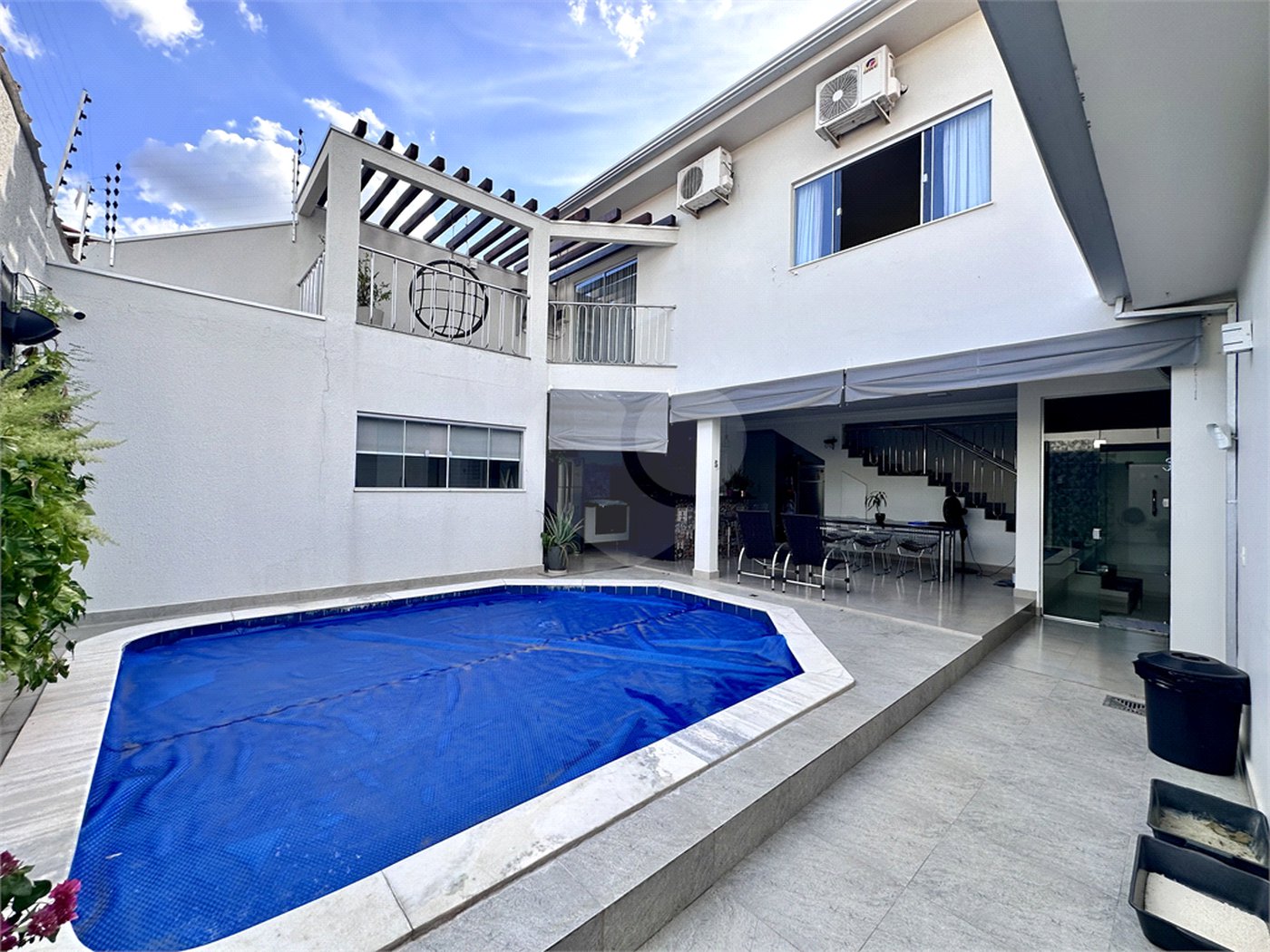 Sobrado à venda com 4 suítes em Jardim Shangri-lá, Cuiabá, MT