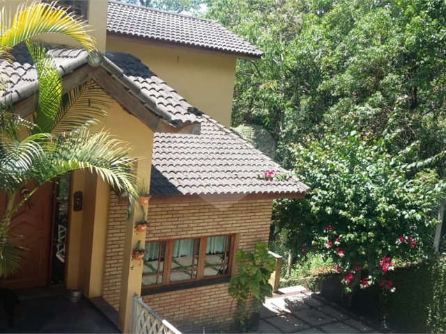 Sobrado à venda com 5 quartos, sendo 2 suítes,  em Serra da Cantareira, Mairiporã, SP
