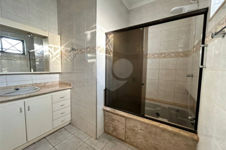 Sobrado à venda com 3 quartos, sendo 1 suíte,  em Parque dos Bandeirantes, Ribeirão Preto, SP