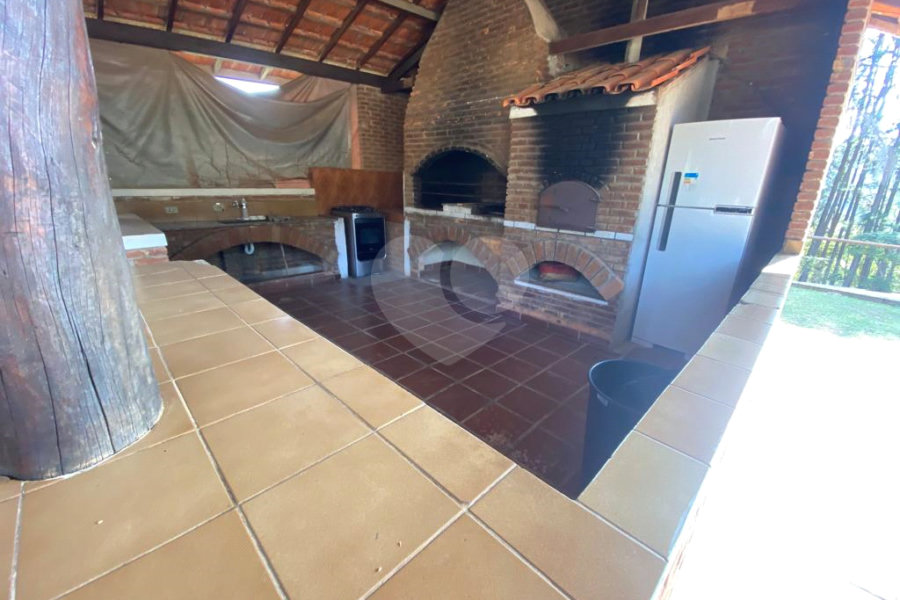 Casa à venda com 5 quartos, sendo 4 suítes, no condomínio Vilarejo Estoril, Mairiporã - SP