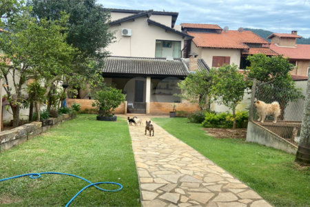 Sobrado à venda com 3 quartos, sendo 1 suíte,  em Vila Suissa, Mogi das Cruzes, SP