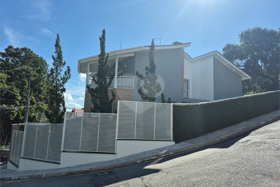 Casa para alugar com 5 quartos, sendo 4 suítes, no condomínio Colinas Japore, São Paulo - SP