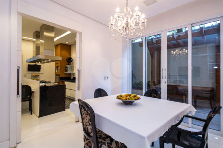 Casa à venda com 5 suítes em Jardim Cordeiro, São Paulo, SP