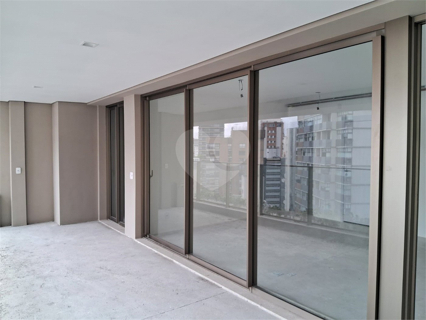 Apartamento à venda com 3 suítes em Moema, São Paulo, SP