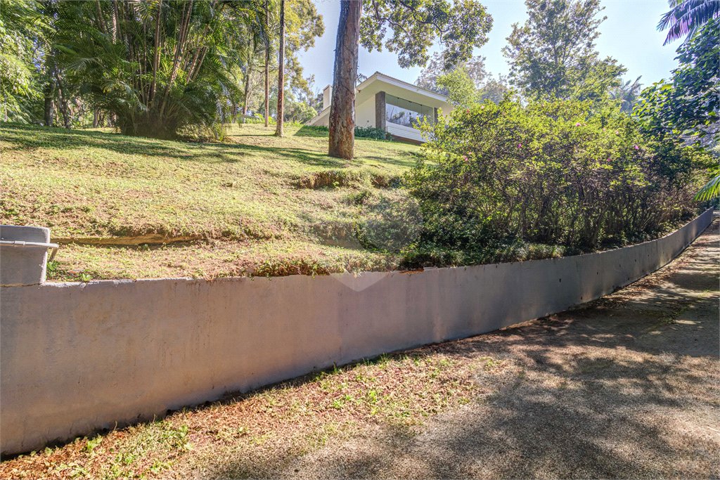 Casa para alugar com 5 quartos, sendo 3 suítes, no condomínio Chácara Flora, São Paulo - SP