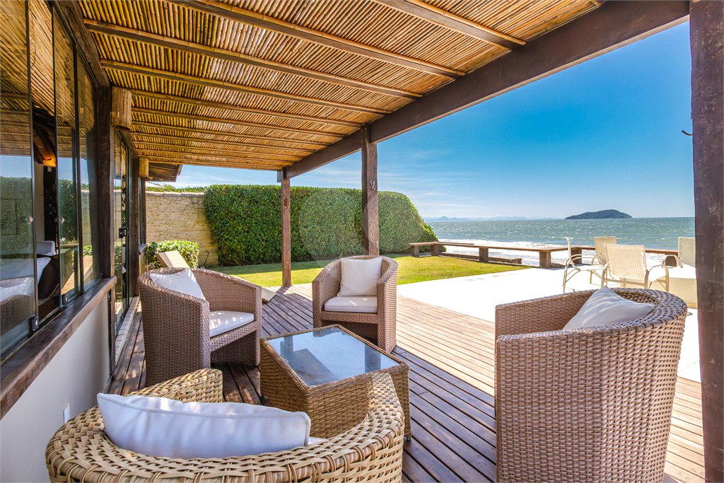 Casa em condomínio à venda com 6 quartos, sendo 5 suítes,  em Praia Rasa, Armação dos Búzios, RJ