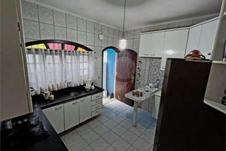 Casa à venda em Atibaia com 5 dormitórios (1 suíte), piscina e área gourmet, 2 vagas garagem, avalia permuta e financiamento