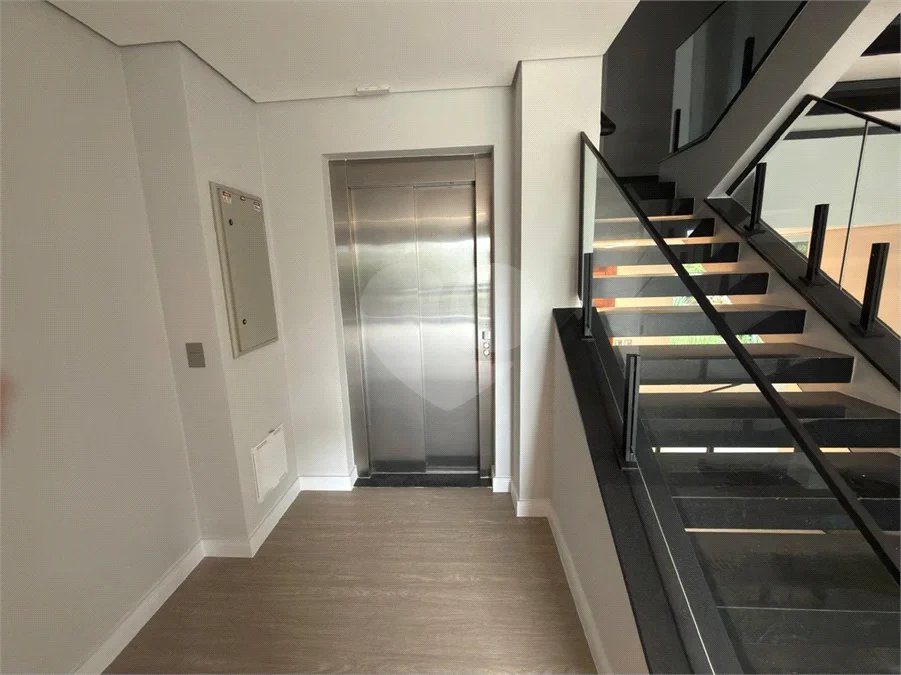 Sobrado de alto padrão no Swiss Park, totalmente reformado, com 4 suítes, piscina, elevador, espaço gourmet, 4 vagas e condomínio com lazer completo.